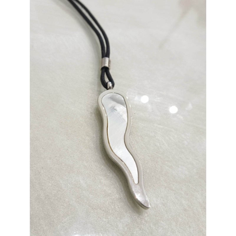 Collana Makuti. Corno in acciaio e madreperla. SAYA SHOP ONLINE OUTLET