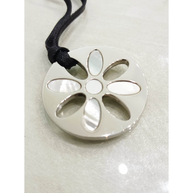Collana Makuti. Fiore in acciaio e madreperla. SAYA SHOP ONLINE OUTLET